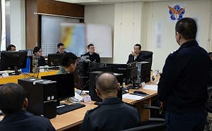 國防部長顧立雄赴花蓮基地 全力搜救失聯F-16V飛官並慰問家屬