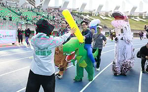 馬拉松現場「接棒陳其邁」　邱議瑩衝到終點喊高雄贏！