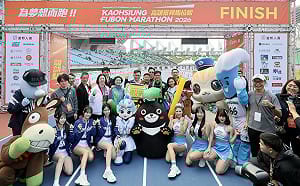 2026高富馬首日休閒組開跑   陳其邁參加恐龍競速賽炒熱國體場