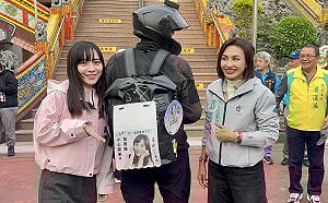 號召「擋泥板騎士團」掃街衝刺   邱議瑩、黃捷另類造勢超吸睛