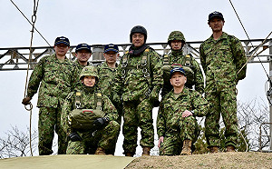 （影）視察陸自空降訓練  小泉進次郎體驗11公尺高塔傘降訓練