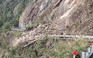 北橫公路台7線大量土石崩落   明池路段急封閉管制