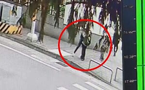 桃園驚傳隨機攻擊！女童遭「鎖喉拖行」國小緊急發給家長的一封信