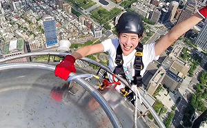 為《赤手獨攀》直播預熱！賈永婕攀登台北101 驚呼：腿很軟