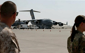 (影）對伊動武前兆! 上次攻擊前也這樣 以空中指揮所起飛 美軍撤離卡達