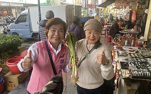 (影)民調大幅落後不氣餒   楊瓊瓔夜市拜票高歌「追追追」