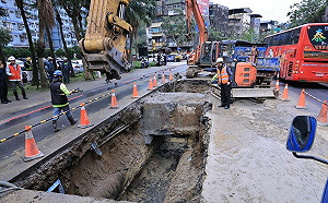 4.6萬戶受影響！基隆麥金路水管爆裂   修復卡關「復水時間延後」