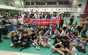 (影)為基層體育發展盡綿力  廖偉翔聯手運彩公會致贈永春國小10萬元羽球