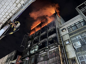 桃園大樓5至8樓全面燃燒　警方逮捕縱火犯嫌