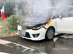 陽明山美軍宿舍群道路旁車輛自燃　駕駛及時逃生
