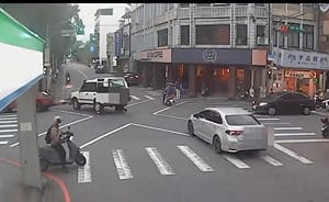 宜警拖吊違停休旅車　車頭掉落撞路旁安全柱將賠償