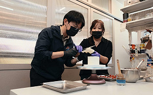 高市青年局行銷補助強化品牌   留日甜點雙胞胎姊妹落腳愛河灣    