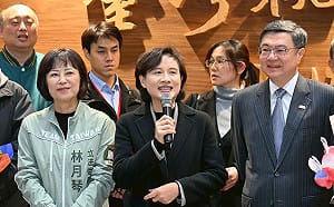 卓揆接機  鄭麗君：緊張又感動！台灣已成為世界關鍵力量