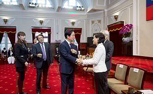 鄭麗君關稅談判凱旋歸國 賴清德：取得同等待遇、爭取到最佳競爭位置 