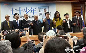 出席趙少康新書發表「萬藍叢中一點綠」　柯建銘：何時大和解咖啡續杯？