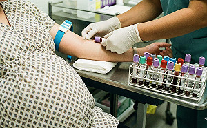 中國孕婦集體控訴產檢遭醫院狂抽血！傳有人一次抽10幾管血致胎兒死亡