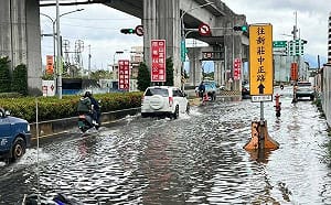 泰山區新北大道化身小溪！自來水管爆裂搶修
