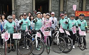 終於獲民進黨提名 陳亭妃啟動「鐵馬謝票」從台南白河出發