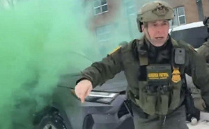 （影）ICE竟傷害到學童！巡邏隊當街擲「毒氣」彈  傳還可免令闖私宅