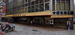 三立採訪車失控撞進台北南京東路銀行　10人受傷