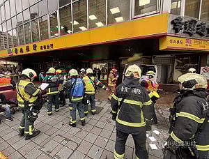 三立採訪車駕駛疑恍神衝撞進銀行 10人輕重傷