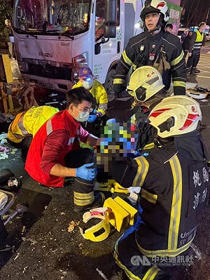 桃園資收車駕駛疑昏迷衝撞倒垃圾民眾　釀1死6傷