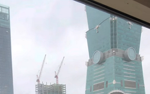 全台都在看！傳奇猛將Alex Honnold挑戰101遇雨喊卡 賈永婕喊「GO」力挺 