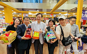 臺南蜜棗新加坡高島屋熱銷  黃偉哲攜手網紅直播帶貨國際買氣再升溫