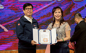 陳其邁親頒證書   陳慧玟接掌大高雄觀光商圈總會長