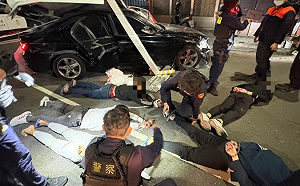 高雄鳳山深夜驚傳擄人討債！轎車高速撞毀收費亭逃逸  1人在逃