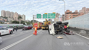 國1汐止段故障車遭撞翻　車內母子受困獲救送醫