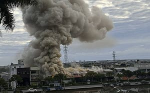 宜蘭汽修廠清晨火警   鐵皮屋直竄黑煙幸未釀傷亡