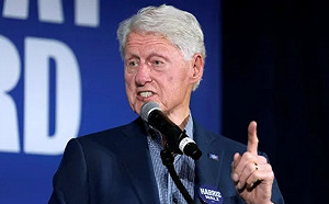 柯林頓否認涉艾普斯坦案　民主黨反擊要求傳喚川普