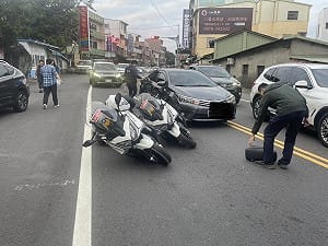 苗栗自小客車未注意車前狀況　2警用重機遭撞