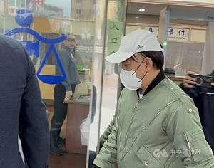 黃子佼開車撞傷機車騎士涉肇逃　首開庭否認犯行