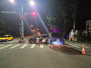 花蓮員警執勤自撞分隔島　1人送醫