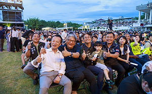 響應紙風車「椅子會」小額捐款　翁章梁捐出親筆簽名《青年的四個大夢》回饋捐款人