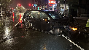 基隆信一路深夜車禍　失控擦撞3輛偵防車