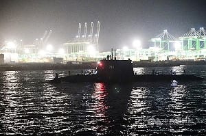海鯤艦首度潛航測試　晚間返港、民眾看直播喊加油