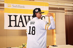 徐若熙加盟軟銀鷹大日子　味全龍獻上祝福