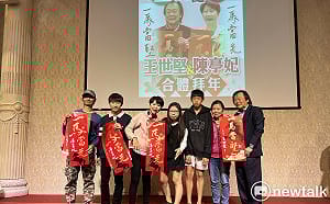 「扶龍王」再現台南！王世堅再度南下合體陳亭妃  現場擠爆千人拿春聯