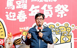 市長任內最後一次三鳳中街發紅包    陳其邁：這裡是我的家