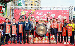 高雄過好年系列活動開跑   陳其邁發送「超人」開運小紅包 