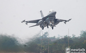 疑因進場高度過低  花蓮空軍F-16戰機降落擦撞路燈燈罩
