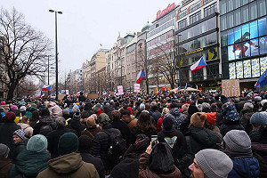 捷克總統指控外交部長政治勒索　8萬人上街支持總統