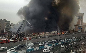 （影）德黑蘭市集發生爆炸 市場被大火吞噬 火光數公里外清晰可見