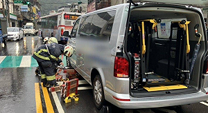 新北復康巴士車禍！行人遭撞擊捲車底 緊急送醫搶救