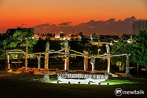 浪漫秋爽 漂流木藝術的白晝之夜