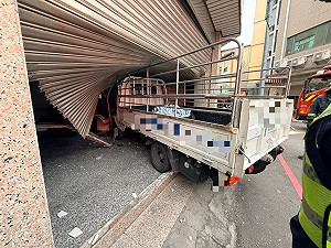 台中小貨車撞入民宅 警方：駕駛涉酒駕依法偵辦
