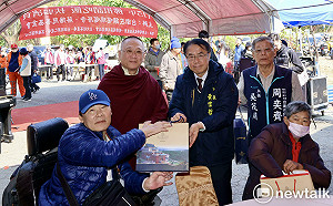 寒冬送暖不缺席  黃偉哲感謝公益團體協力伴弱勢「駿馬迎春」過好年